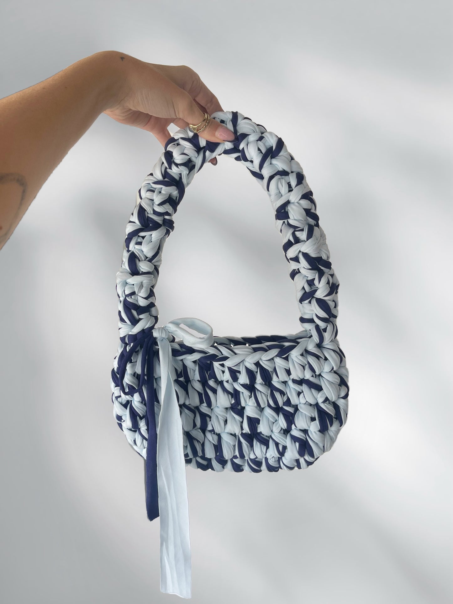 Bow shoulder bag